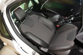 2012款福特福克斯三厢1.6L手动风尚型