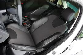 2012款福特福克斯三厢1.6L手动风尚型
