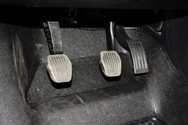 2012款福特福克斯三厢1.6L手动风尚型