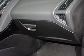 2012款福特福克斯三厢1.6L手动风尚型