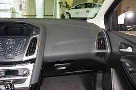 2012款福特福克斯三厢1.6L手动风尚型