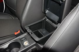 2012款福特福克斯三厢1.6L手动风尚型