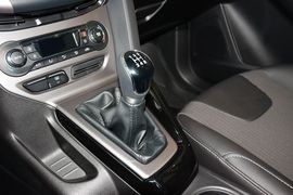 2012款福特福克斯三厢1.6L手动风尚型