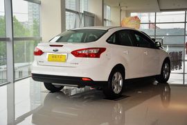 2012款福特福克斯三厢1.6L手动风尚型