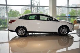 2012款福特福克斯三厢1.6L手动风尚型