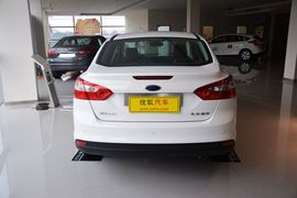 2012款福特福克斯三厢1.6L手动风尚型