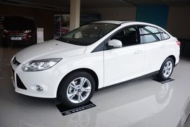 2012款福特福克斯三厢1.6L手动风尚型