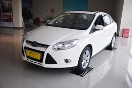 2012款福特福克斯三厢1.6L手动风尚型