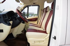 2015款福田图雅诺2.8T长轴商旅版