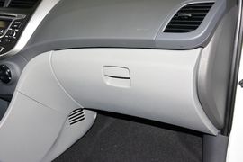 2014款现代瑞纳三厢1.4L手动智能型GLS