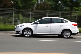 试驾全新福特福克斯三厢