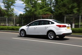 试驾全新福特福克斯三厢