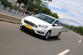 试驾全新福特福克斯三厢