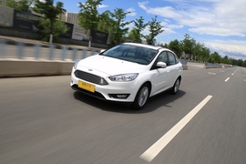 试驾全新福特福克斯三厢