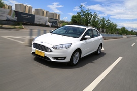 试驾全新福特福克斯三厢