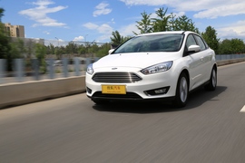 试驾全新福特福克斯三厢