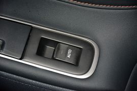 2015款丰田皇冠2.5L精英版