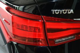 2015款丰田皇冠2.5L精英版