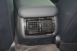 2015款丰田皇冠2.5L时尚版