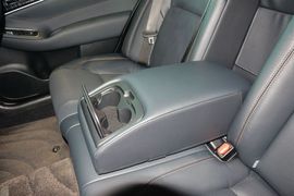 2015款丰田皇冠2.5L时尚版