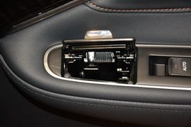 2015款丰田皇冠2.5L时尚版