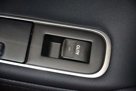 2015款丰田皇冠2.5L时尚版