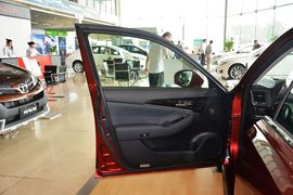 2015款丰田皇冠2.5L时尚版