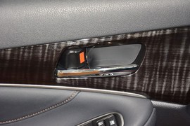 2015款丰田皇冠2.5L时尚版