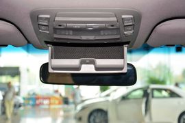 2015款丰田皇冠2.5L时尚版