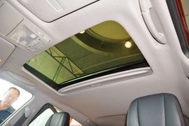 2015款丰田皇冠2.5L时尚版