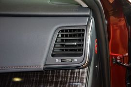 2015款丰田皇冠2.5L时尚版