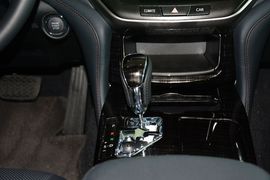 2015款丰田皇冠2.5L时尚版