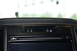 2015款丰田皇冠2.5L时尚版