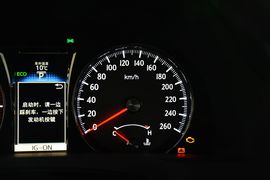 2015款丰田皇冠2.5L时尚版