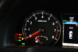 2015款丰田皇冠2.5L时尚版