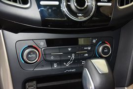 2015款福特福克斯三厢1.5L