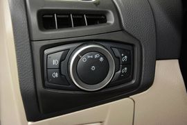 2015款福特福克斯三厢1.5L