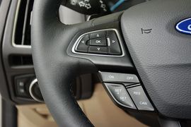 2015款福特福克斯三厢1.5L