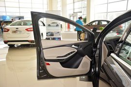2015款福特福克斯三厢1.5L