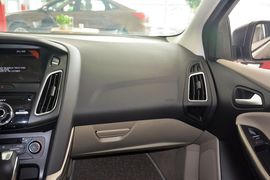 2015款福特福克斯三厢1.5L