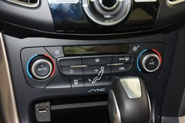 2015款福特福克斯三厢1.5L