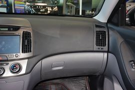 2015款现代悦动1.6L自动舒适型
