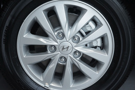 2015款现代悦动1.6L自动舒适型