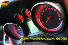 车内的氛围光会变红