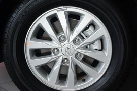 2015款现代悦动1.6L自动豪华型