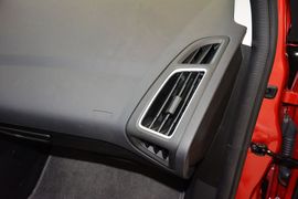 2015款福特福克斯三厢1.5L