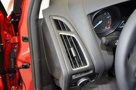 2015款福特福克斯三厢1.5L