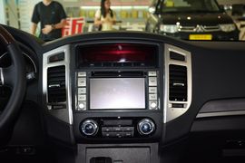 2016款三菱帕杰罗3.0L自动尊贵版