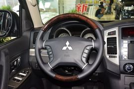 2016款三菱帕杰罗3.0L自动尊贵版