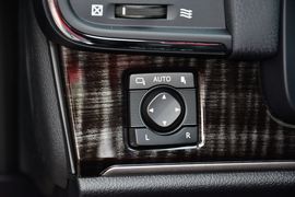 2016款丰田皇冠2.0T时尚版